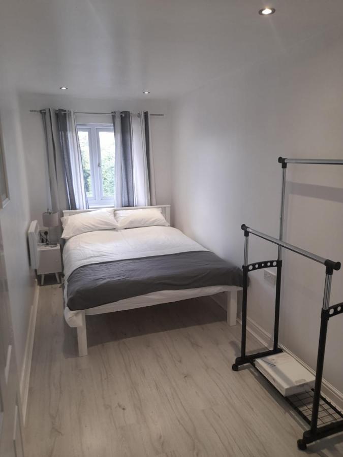 Penthouse Apartment Free Wi-Fi & Parking Occasional Bed Available Solihull Bagian luar foto