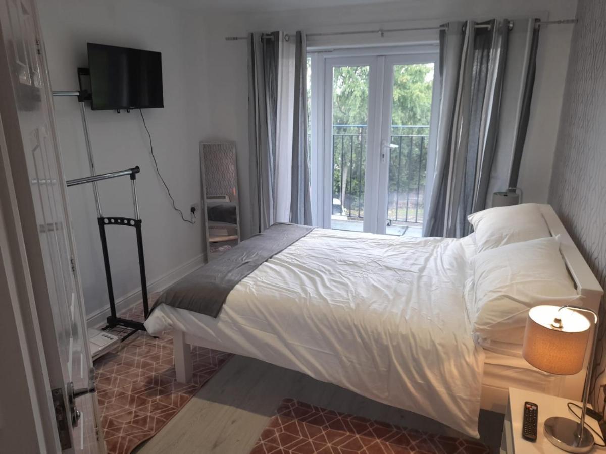 Penthouse Apartment Free Wi-Fi & Parking Occasional Bed Available Solihull Bagian luar foto
