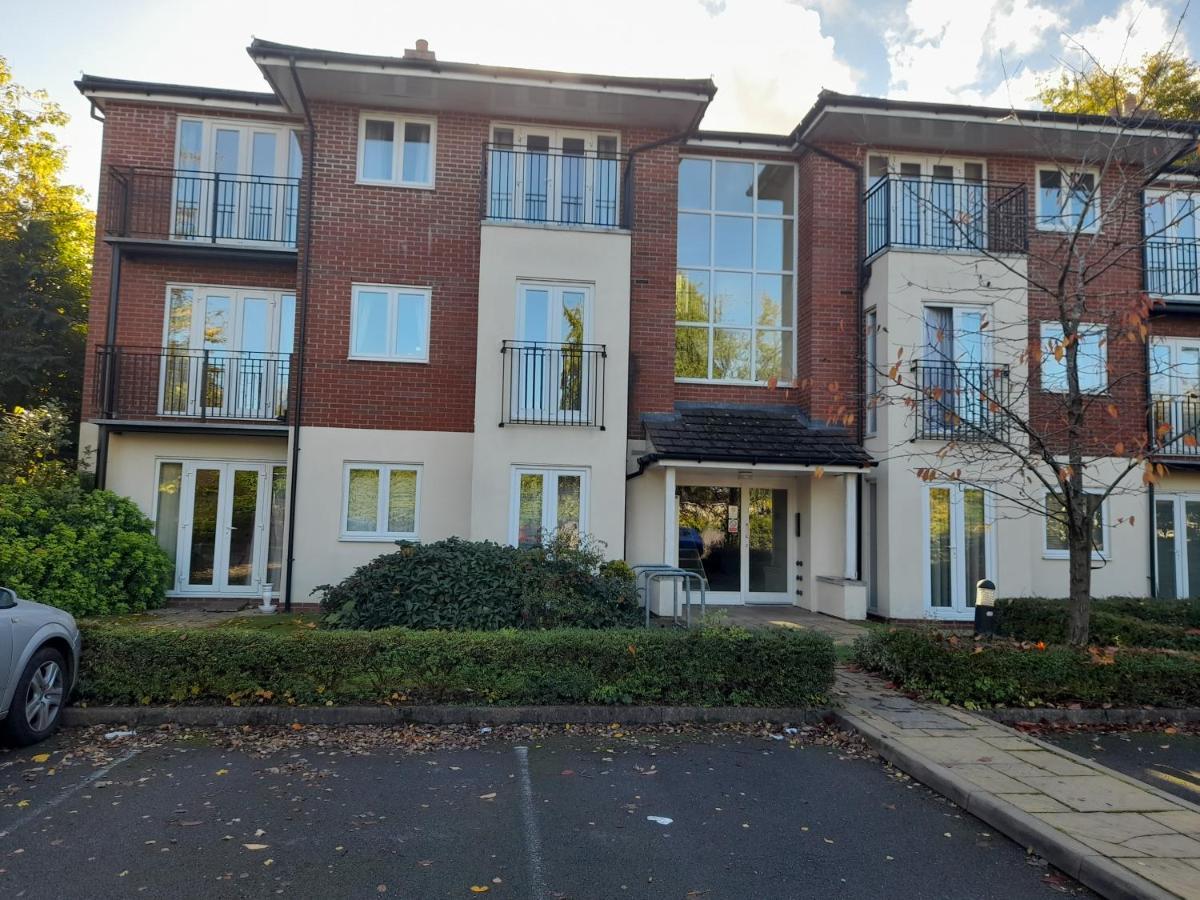 Penthouse Apartment Free Wi-Fi & Parking Occasional Bed Available Solihull Bagian luar foto