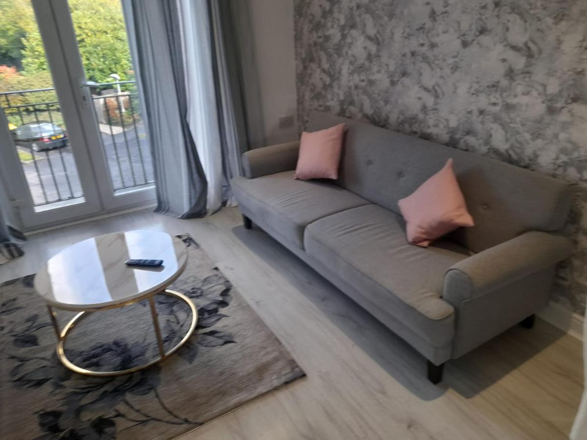 Penthouse Apartment Free Wi-Fi & Parking Occasional Bed Available Solihull Bagian luar foto